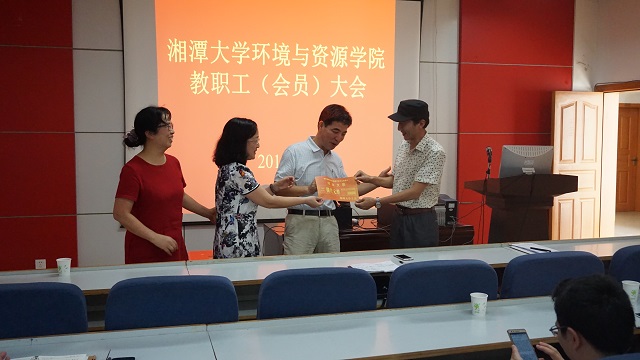 校工会热烈祝贺3044am永利集团分工会成立.jpg